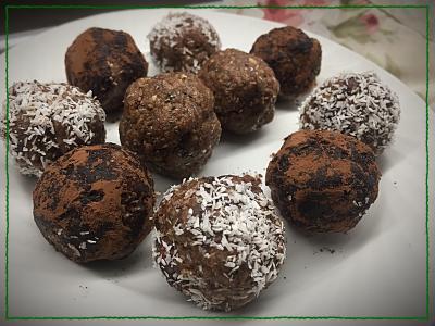Easy raw bonbons with hanzelnuts and einkorn musli